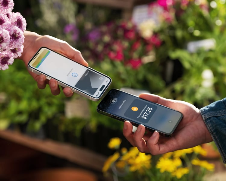 Florist accepting a customer’s contactless payment using Tap to Pay on iPhone